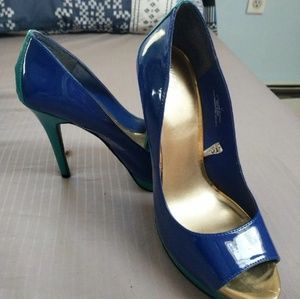Blue pumps
